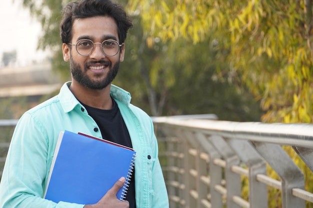 Jovem estudante indiana com close do livro