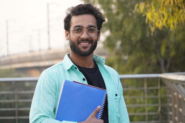 Jovem estudante indiana com close do livro