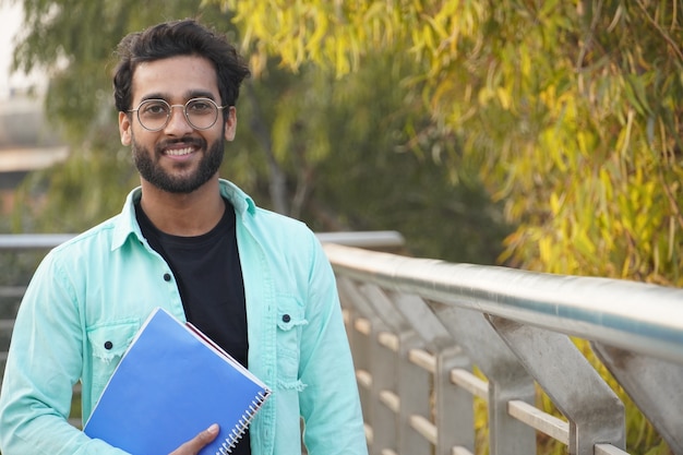 Jovem estudante indiana com livro