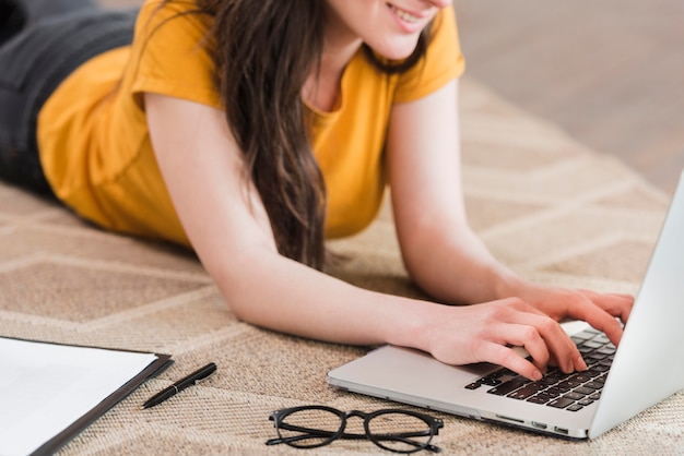 Foto jovem estudante inteligente escreve no teclado