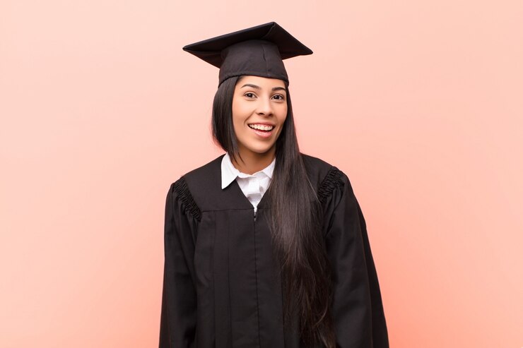 Foto jovem estudante latina com um sorriso grande, amigável e despreocupado, parecendo positiva, relaxada e feliz, arrepiante