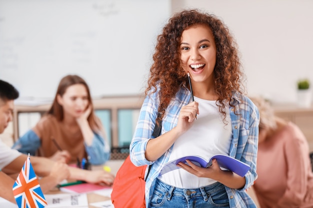 Foto jovem estudante na escola de línguas