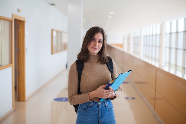 Jovem estudante na universidade