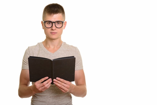 Jovem estudante nerd caucasiano segurando um livro