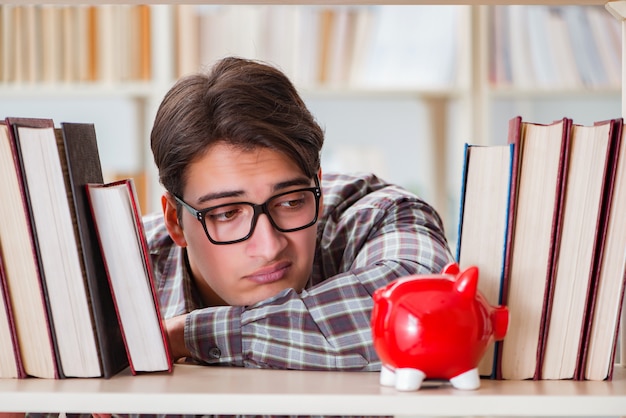 Jovem estudante no conceito de livros caros