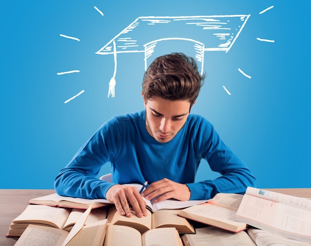 Foto jovem estudante pensa em sua formatura durante o estudo