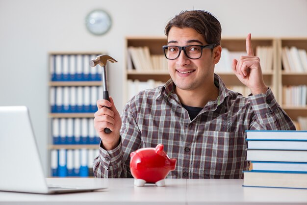 Jovem estudante quebrando cofrinho para comprar livros didáticos