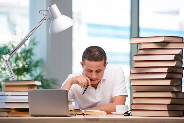 Jovem estudante se preparando para os exames da escola