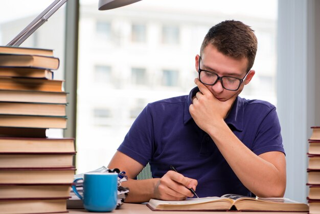 Jovem estudante se preparando para os exames da escola