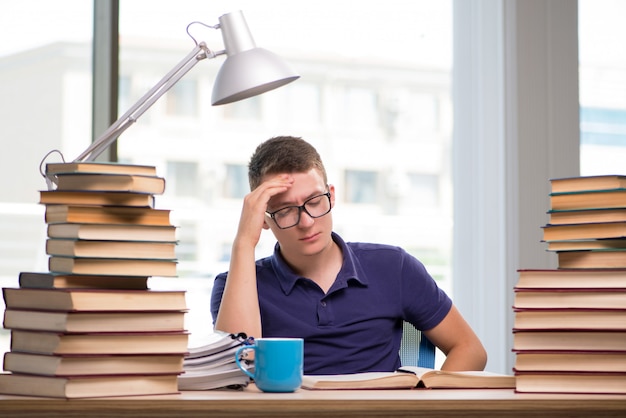 Jovem estudante se preparando para os exames da escola