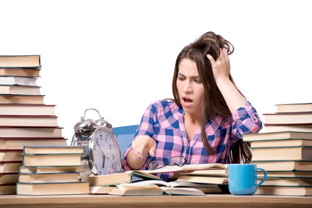 Jovem estudante se preparando para os exames da escola