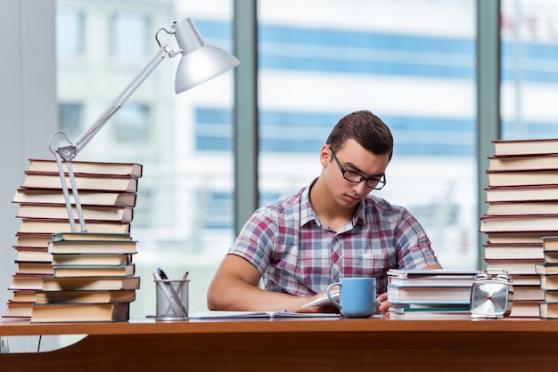 Jovem estudante se preparando para os exames da faculdade