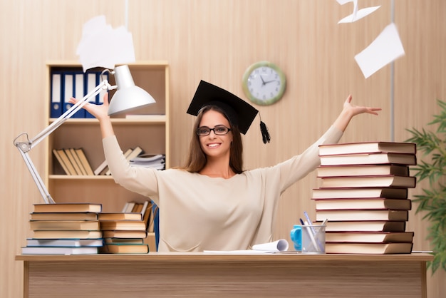 Jovem estudante se preparando para os exames da universidade