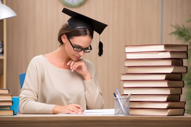 Jovem estudante se preparando para os exames da universidade