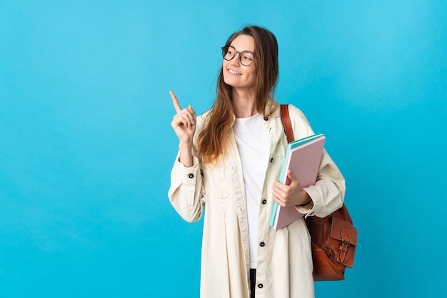 Jovem estudante sobre fundo isolado