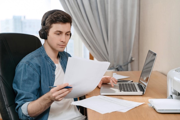 Jovem estudante tem palestra educacional online em casa