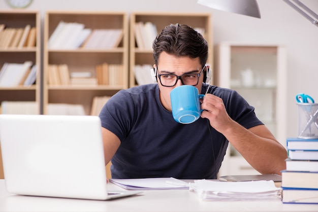 Jovem estudante tomando café da xícara