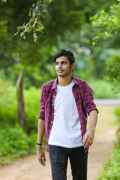 Jovem estudante universitário indiano mostrando expressão.