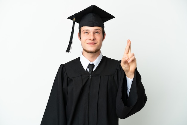 Jovem estudante universitário russo, isolado no fundo branco, cruzando os dedos e desejando o melhor