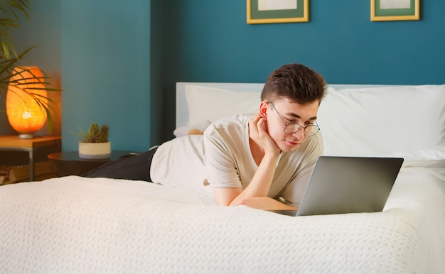 Jovem estudante usando óculos e laptop