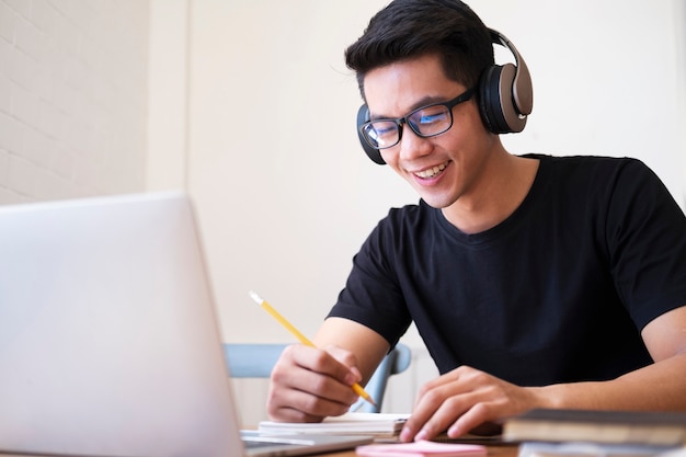 Jovem estudar em casa usando laptop e aprender on-line