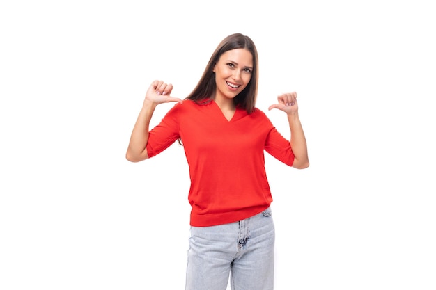 Jovem europeia de cabelo preto, vestida com uma camiseta vermelha em um fundo branco com espaço para cópia