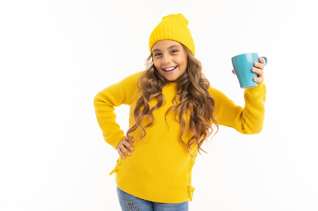 Jovem europeia segurando uma caneca em branco