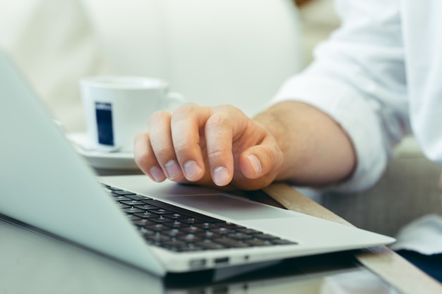 Jovem executa trabalho em um laptop