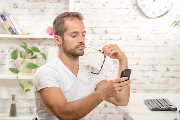 Jovem executivo olhando seu celular