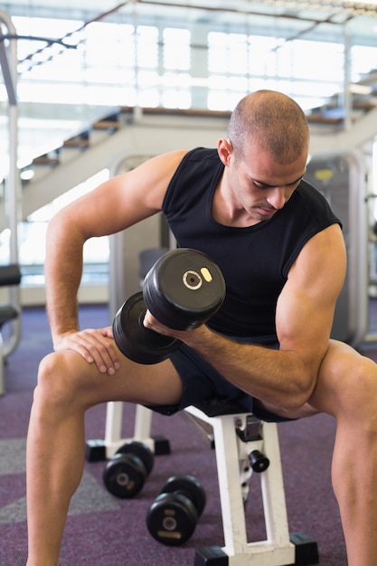 Jovem, exercitar, dumbbell, ginásio