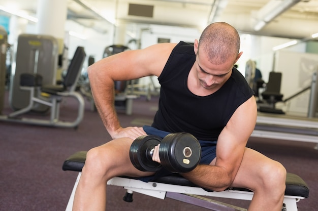 Jovem, exercitar, dumbbell, ginásio