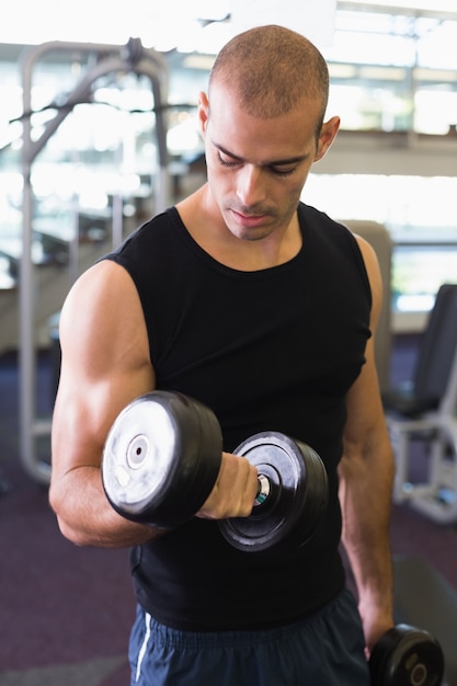 Jovem, exercitar, dumbbell, ginásio