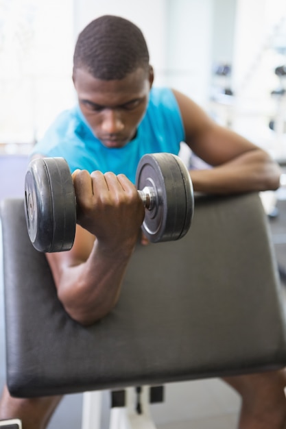 Jovem, exercitar, dumbbell, ginásio