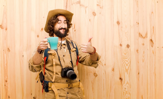 Foto jovem explorador louco com chapéu de palha e mochila