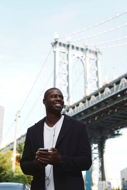 Jovem explorando a cidade usando smartphone