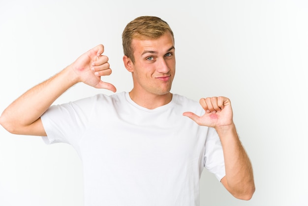 Foto jovem expressando emoções isolado