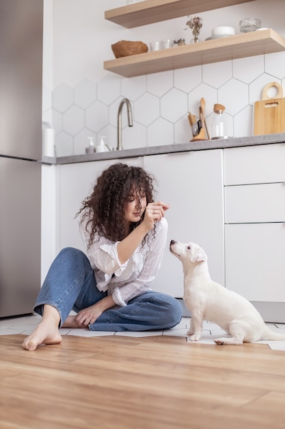 Jovem expressiva curtindo o tempo em casa