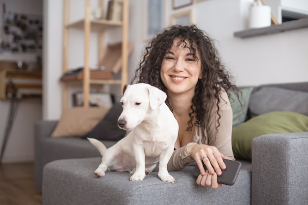 Jovem expressiva curtindo o tempo em casa