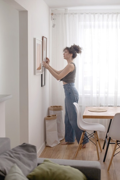 Jovem expressiva curtindo o tempo em casa