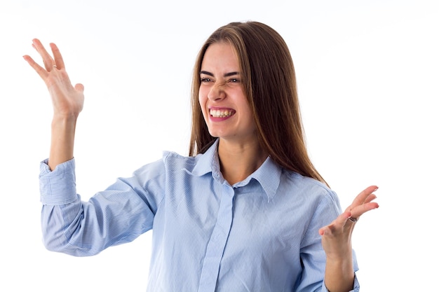 Foto jovem extremamente feliz com cabelo comprido na camisa azul sorrindo sobre fundo branco no estúdio