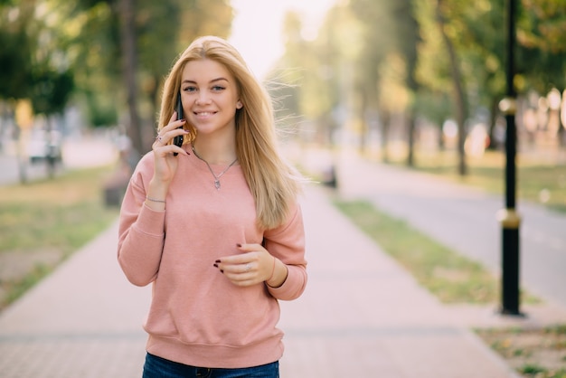 Jovem fala no telefone ao ar livre