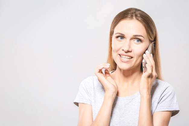 Jovem falando ao telefone