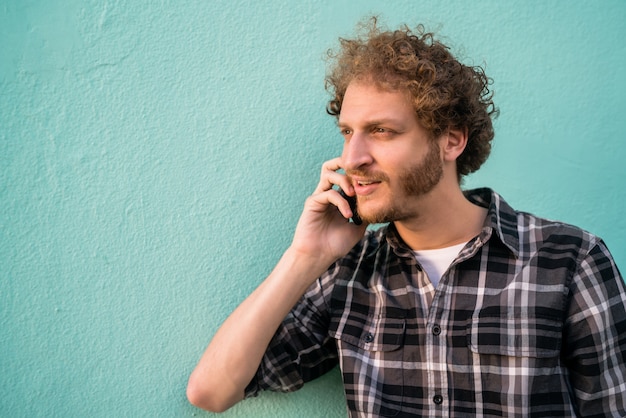 Jovem, falando ao telefone.