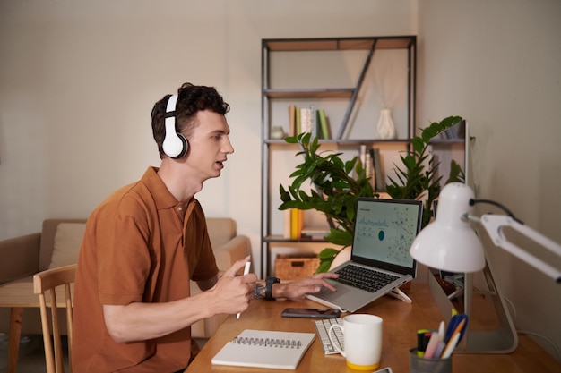 Jovem falando na reunião online