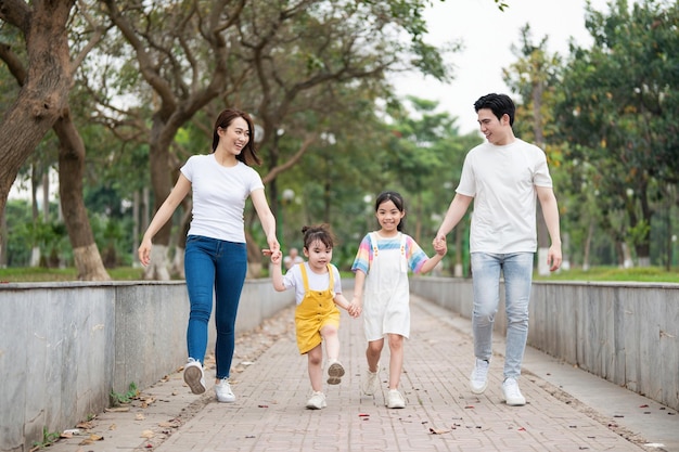 Jovem família asiática no parque