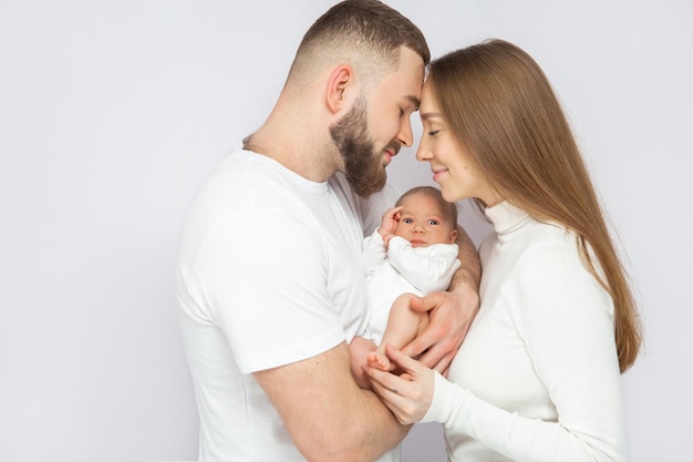 Foto jovem família caucasiana com pose de filha pequena relaxa no chão na sala de estar garotinha sorridente abraço abraça pais mostram amor e gratidão descansam em casa juntos