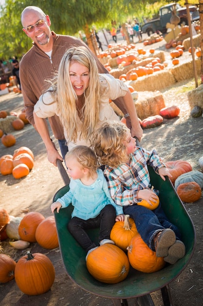 Jovem família desfruta de um dia no Pumpkin Patch