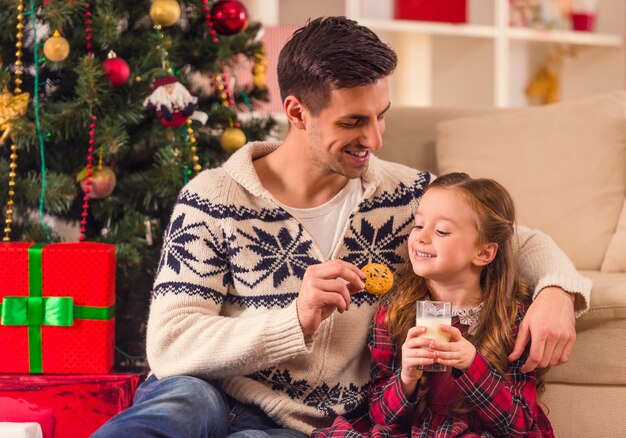 Jovem família feliz ao comemorar o Natal em casa