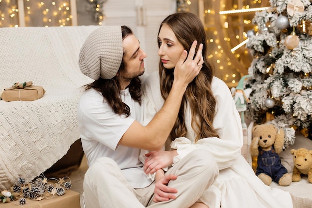 Jovem família feliz celebra o Natal pela árvore de Natal