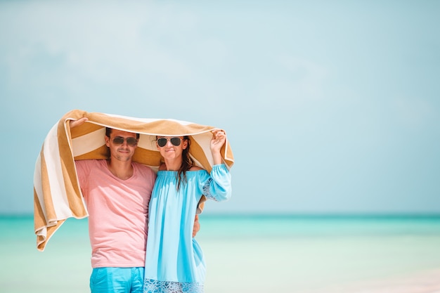 Jovem família feliz durante férias de praia tropical